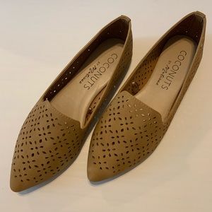 NWOT Quality Flats with Eyelet Details